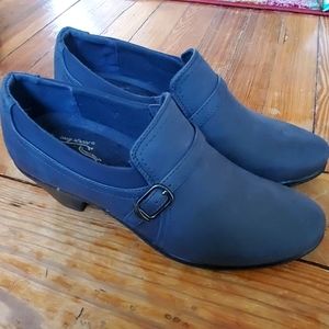NWOT Blue career shoes 11